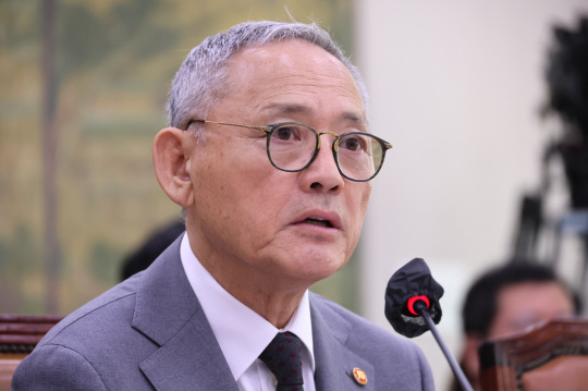 유인촌 문화체육관광부 장관이 10일 국회 문화체육관광위원회에서 열린 문화체육관광부 국정감사에서 의원 질의에 답변하고 있다. 연합뉴스.